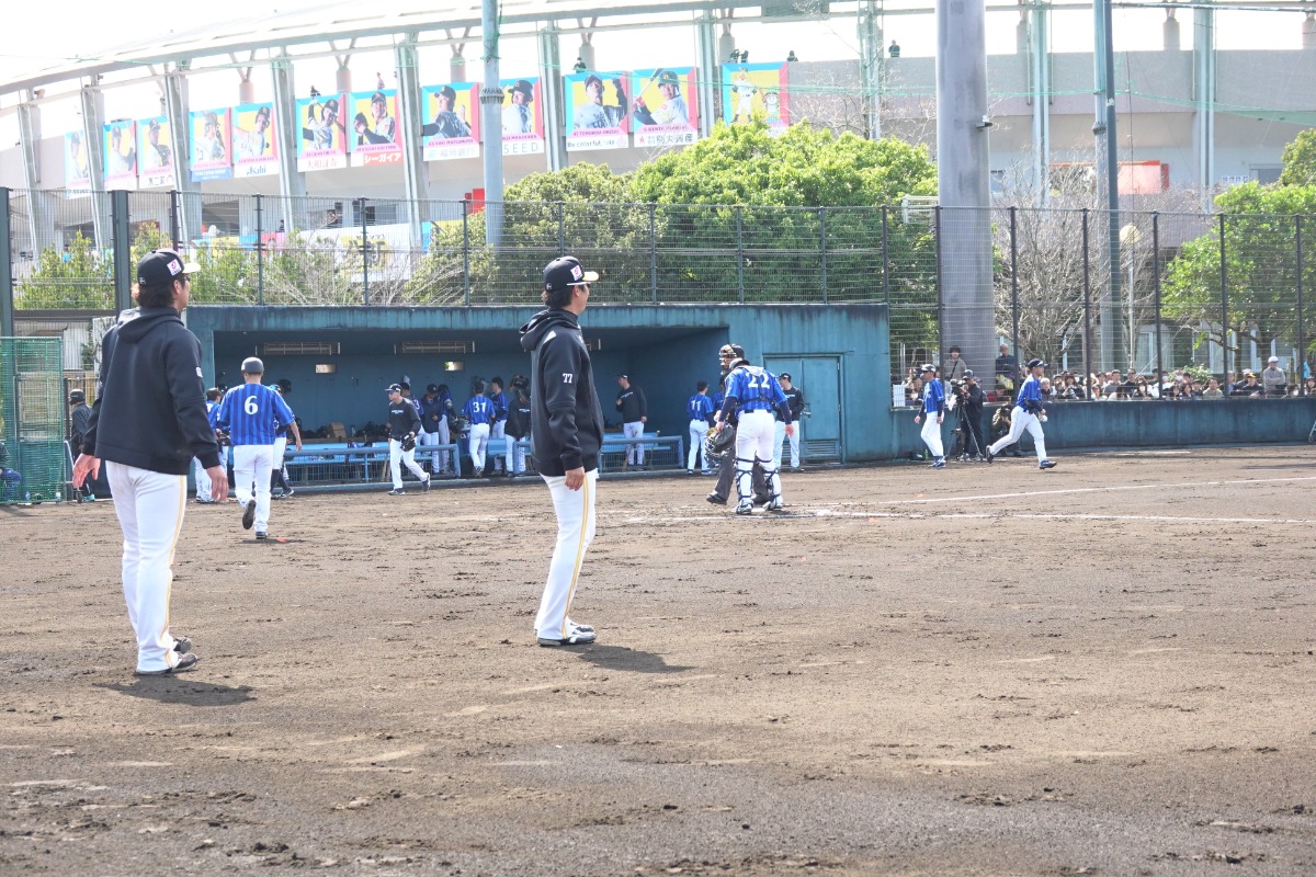 ベンチスタートの試合でも先頭に立ち、ナインを出迎える緒方理貢【写真：竹村岳】