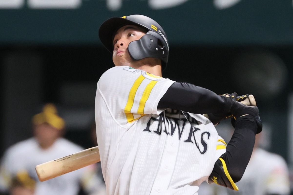 サヨナラ本塁打を放つ高橋隆慶【写真提供：産経新聞社】