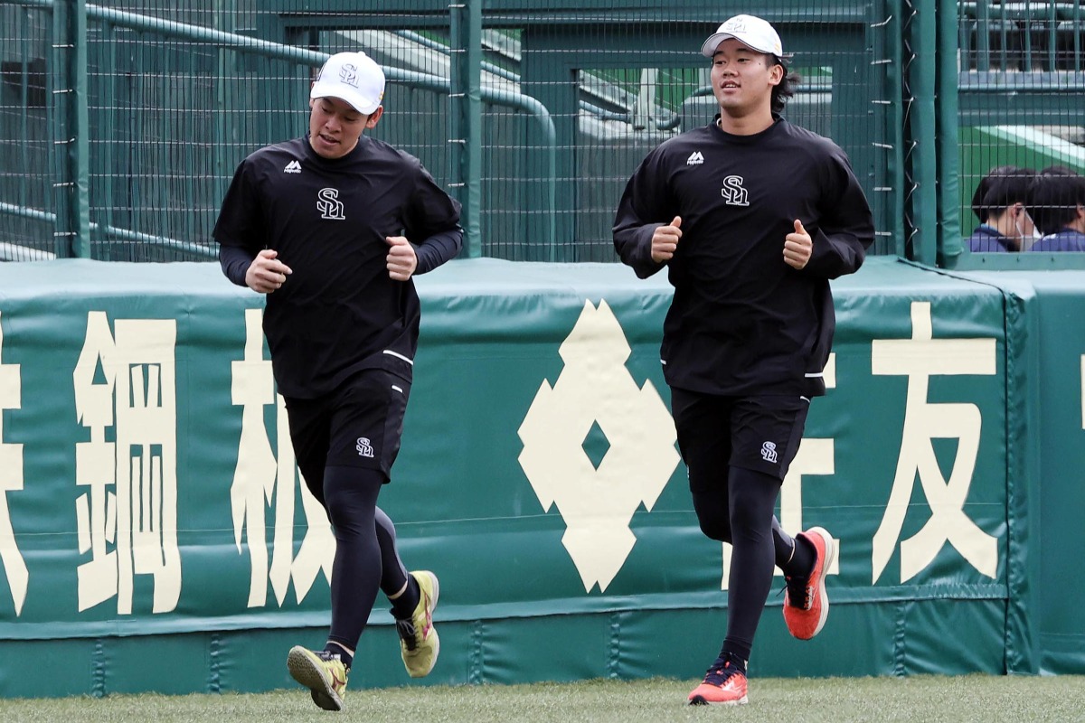 甲子園で練習する稲川竜汰（右）と鈴木豪太【写真：栗木一考】