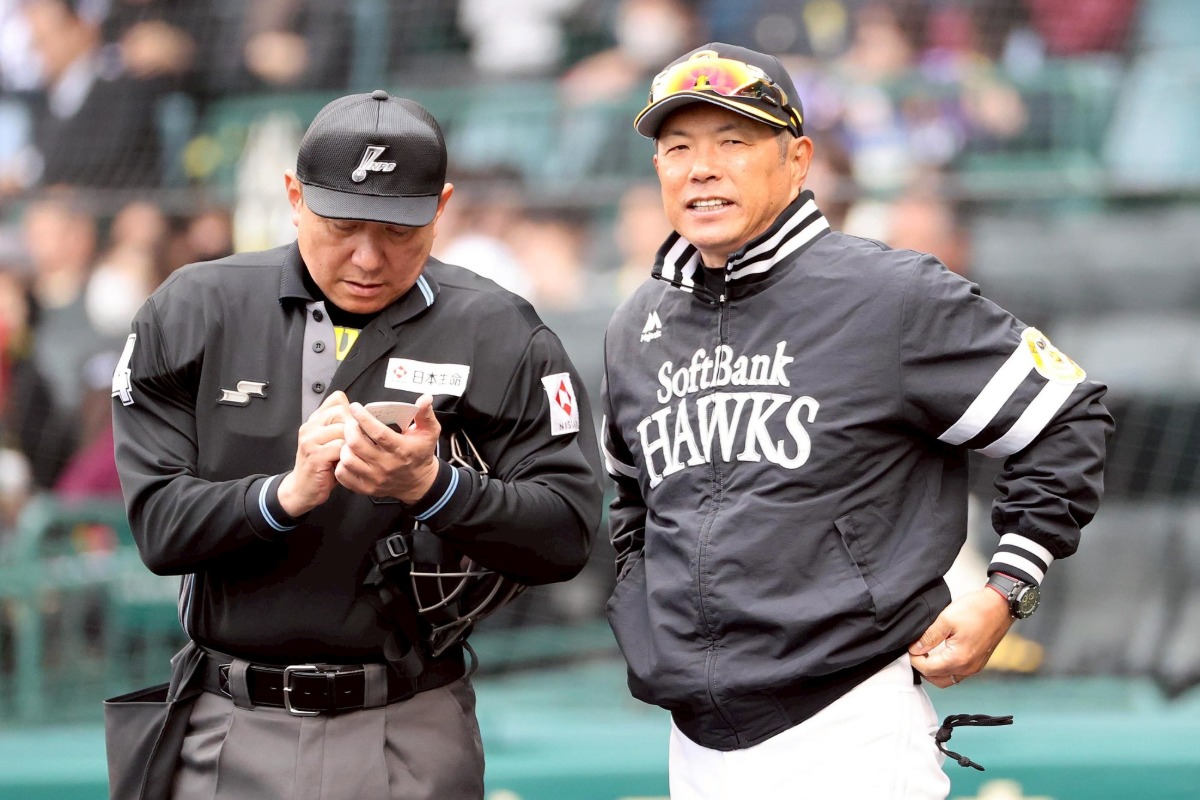 審判に選手交代を告げる小久保裕紀監督【写真：栗木一考】