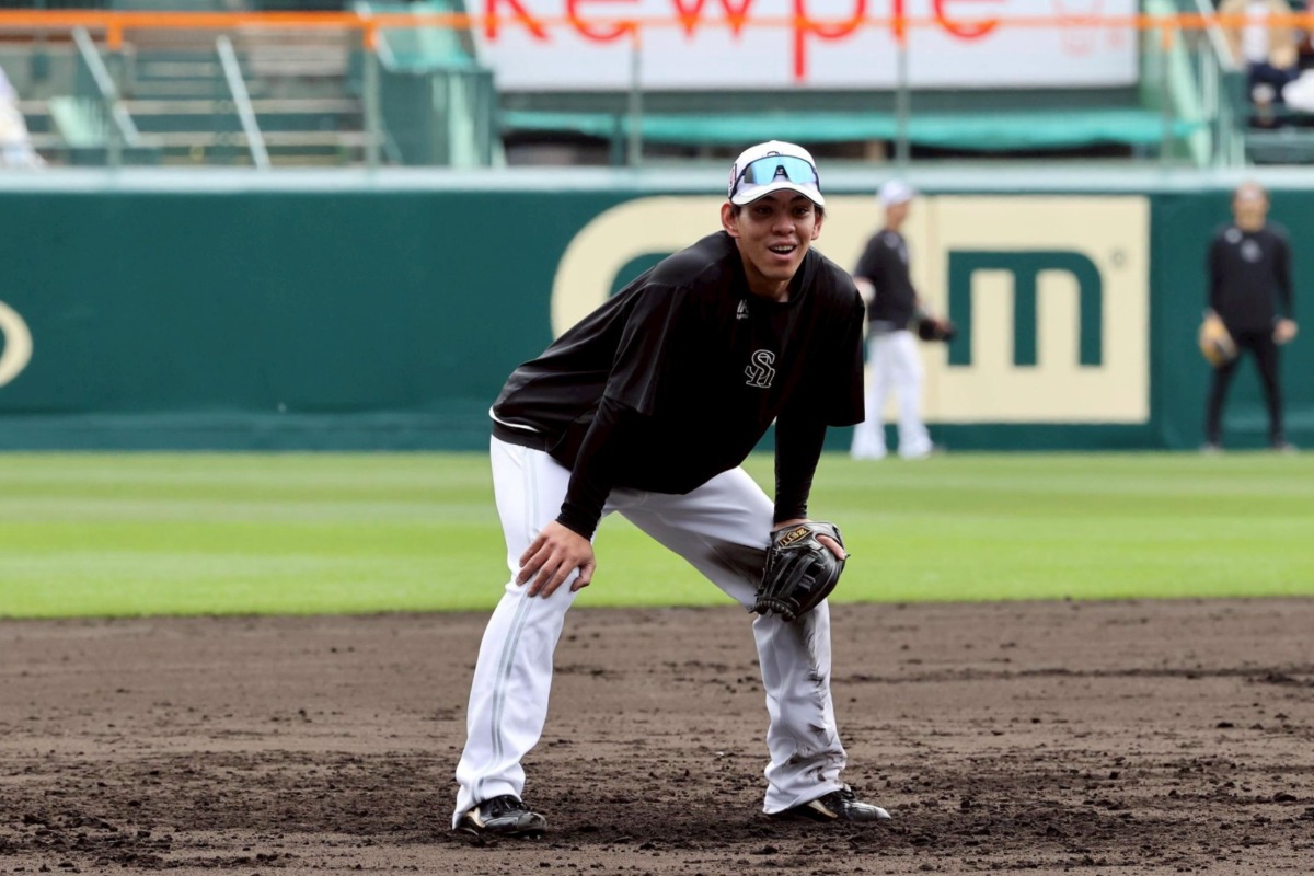 甲子園のグラウンドで守備練習する高橋隆慶【写真:栗木一考】