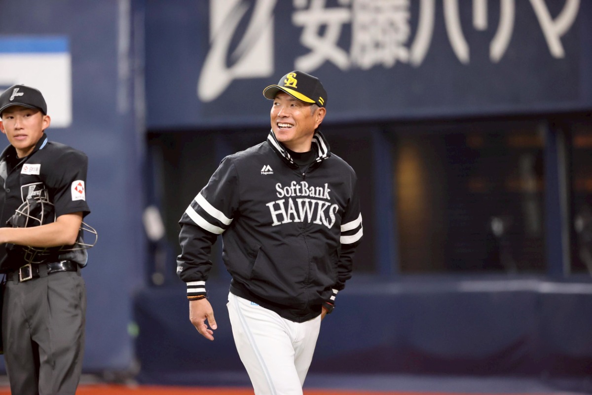 審判に選手交代を告げる小久保裕紀監督【写真：栗木一考】