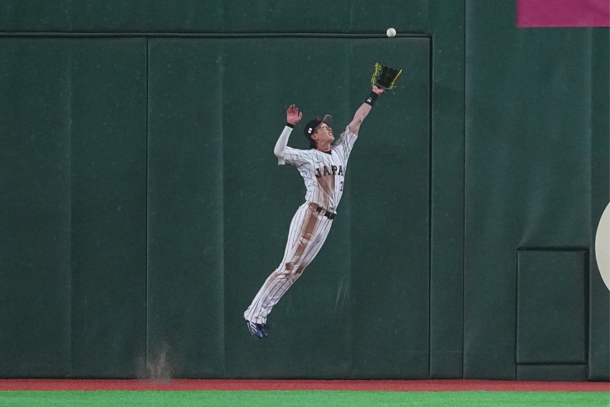 7日の韓国戦でスーパーキャッチを見せる周東佑京【写真：荒川祐史】