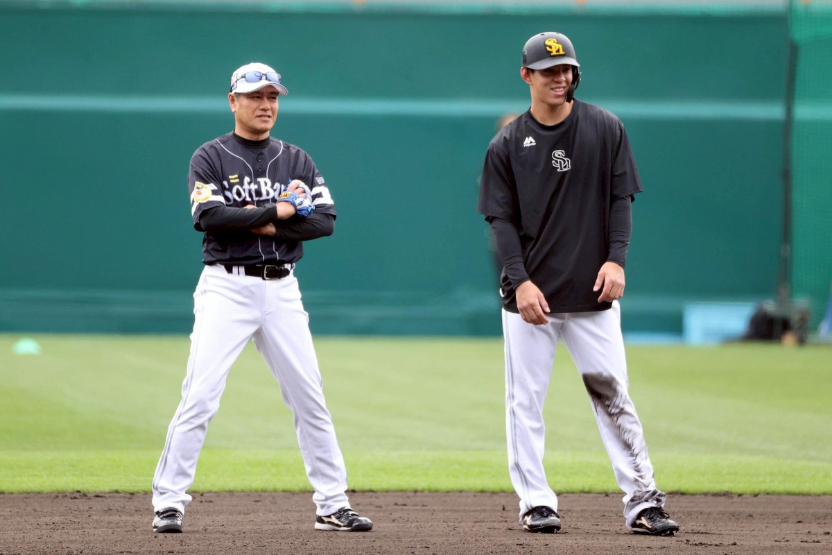 高橋隆慶（右）とグラウンドで会話する村松有人コーチ【写真：栗木一考】