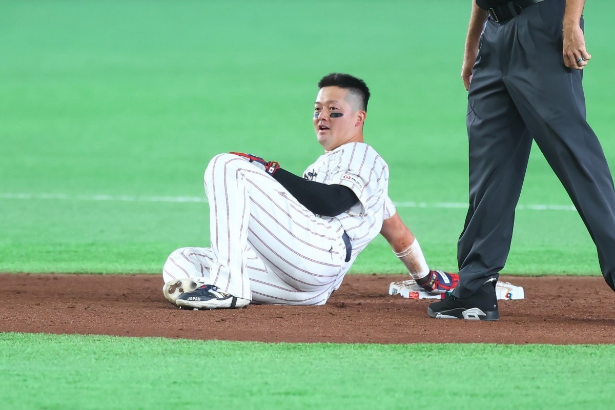 二塁で牽制死となった牧秀悟【写真：加治屋友輝】