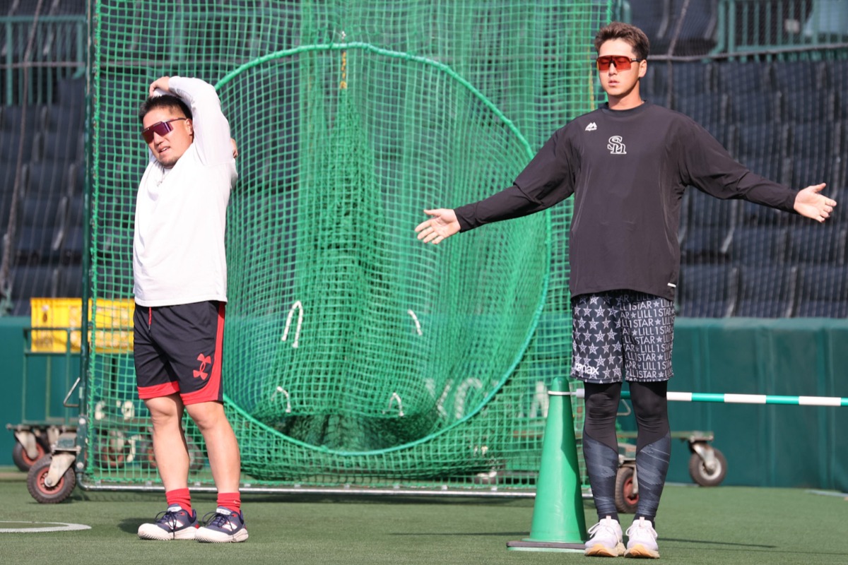 甲子園でアーリーワークに臨む山川穂高（左）と秋広優人【写真：栗木一考】