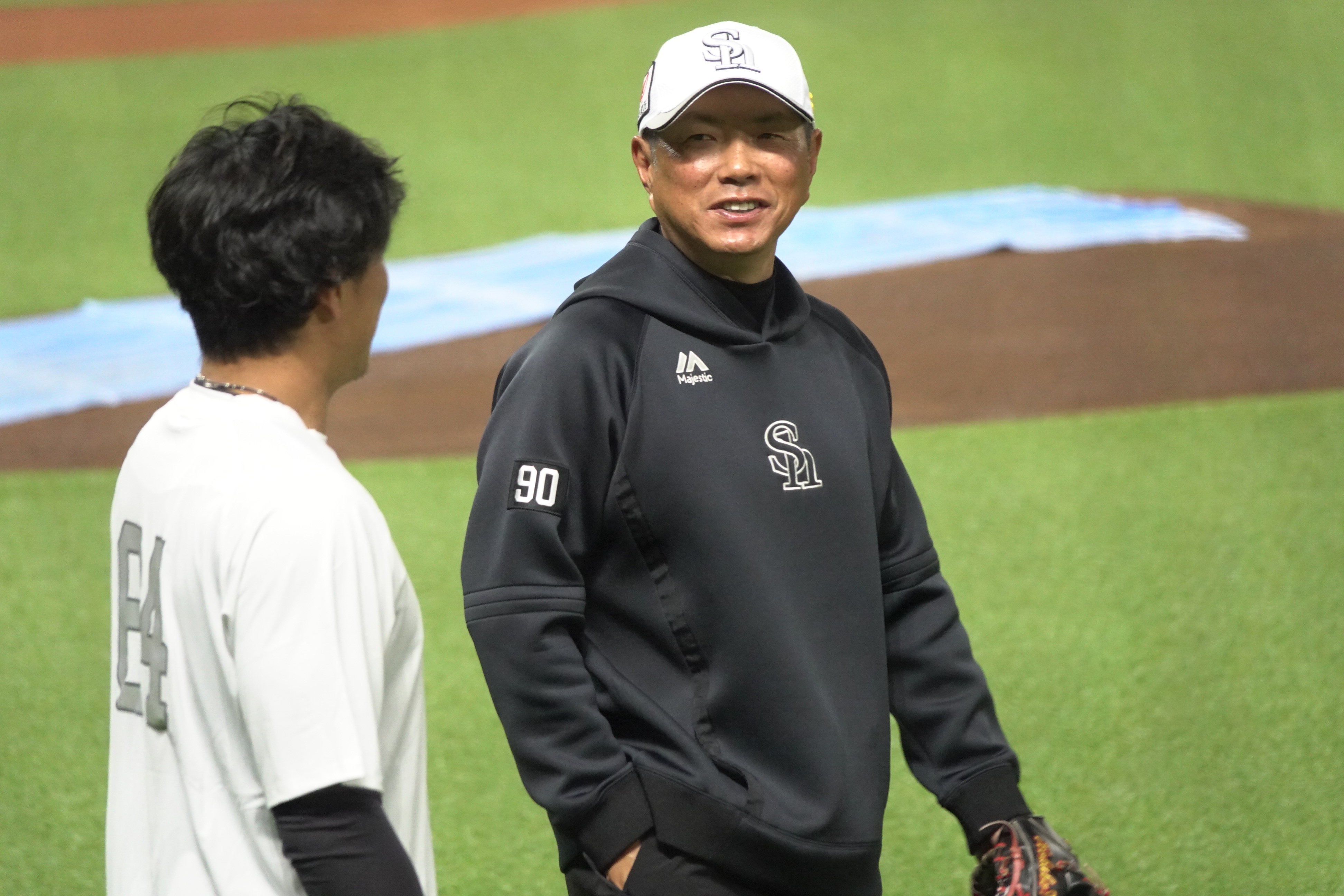 小久保裕紀監督（右）【写真：竹村岳】