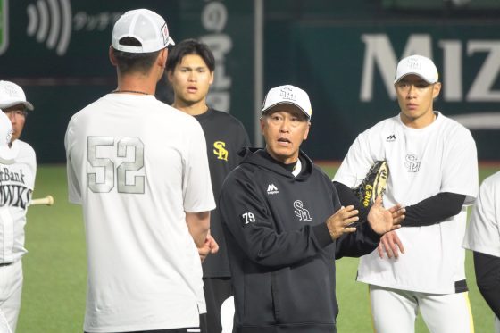 ソフトバンクの大西崇之コーチと秋広優人