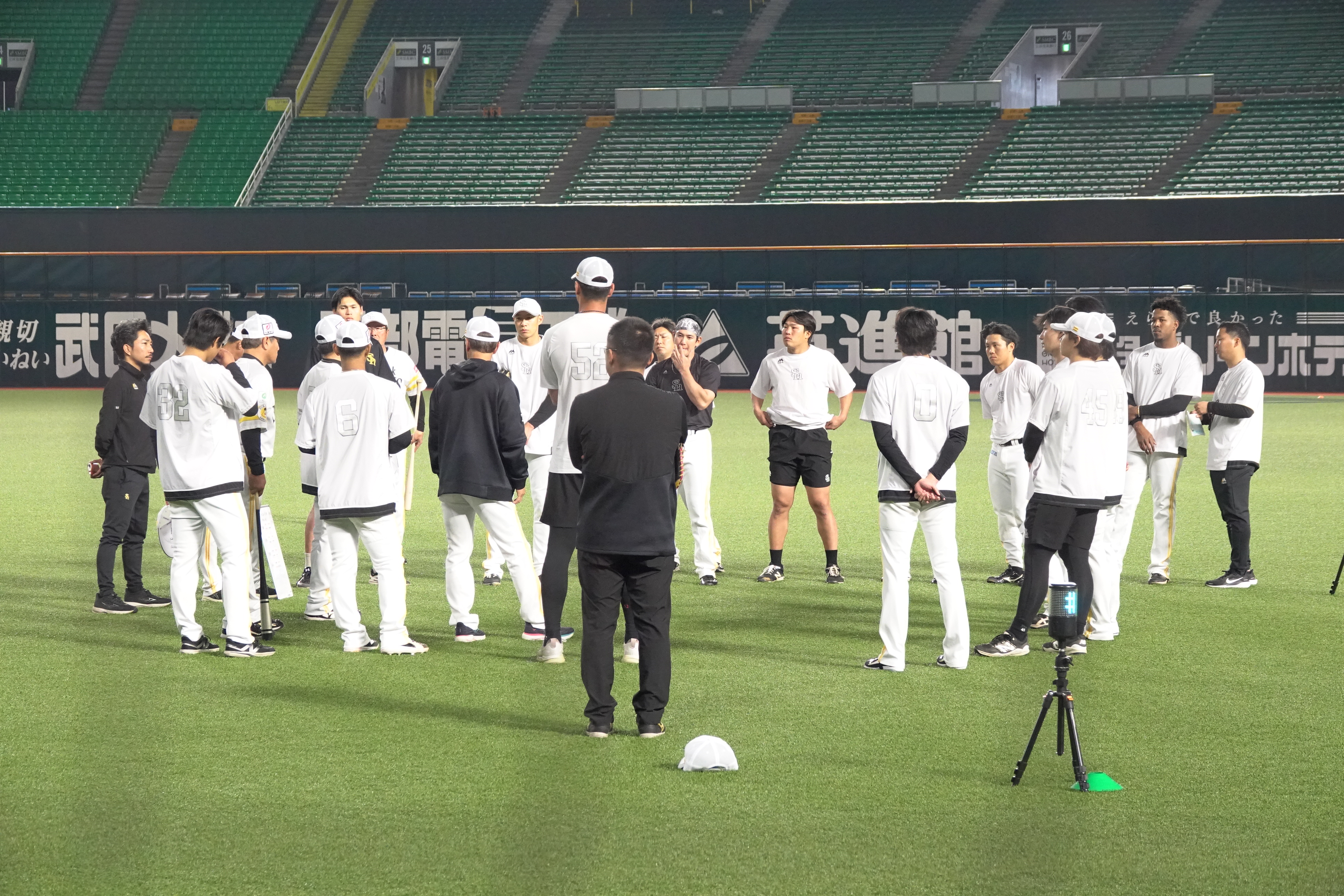 グラウンドで行われた緊急ミーティング【写真：竹村岳】