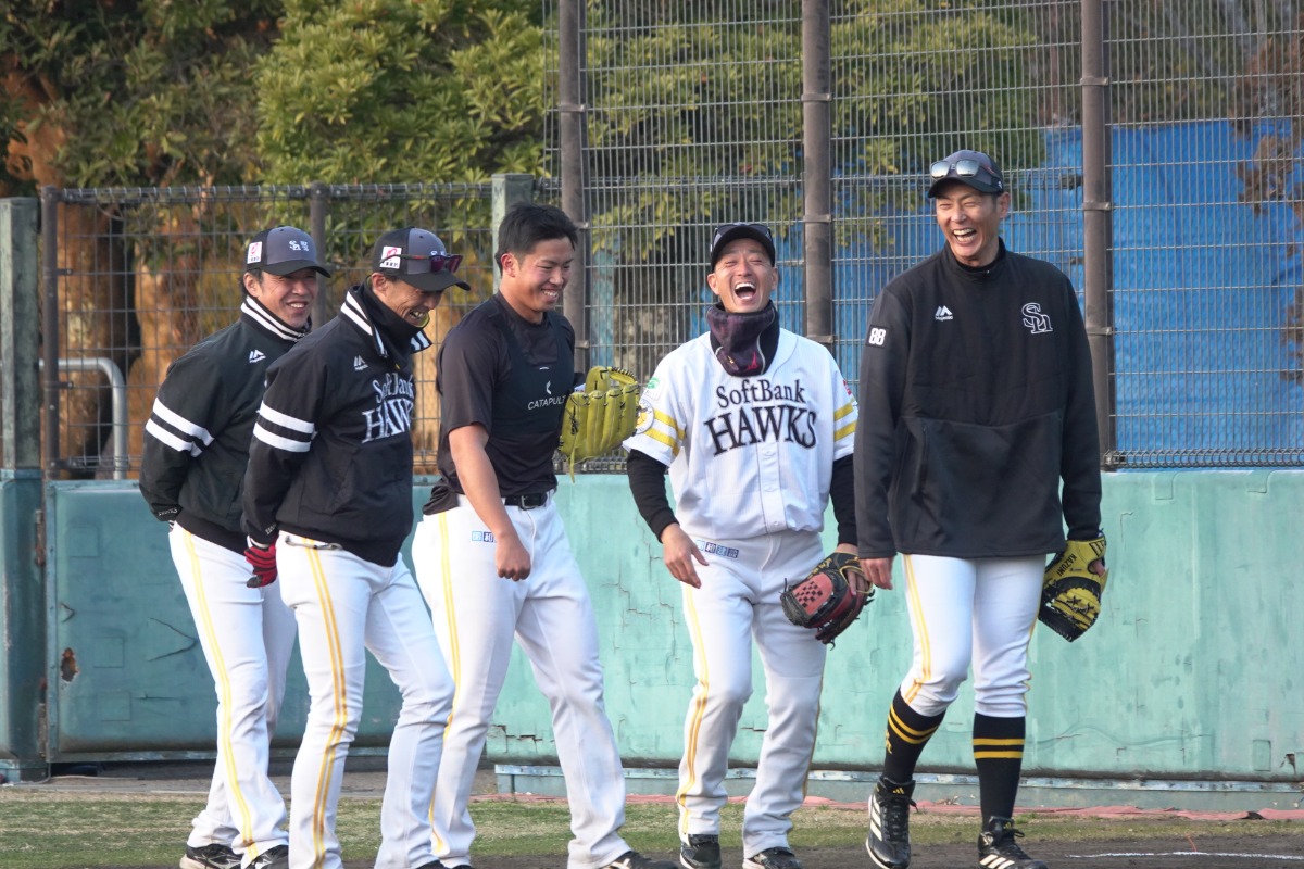 個別練習に励んだ鈴木貴大と2軍の首脳陣【写真：竹村岳】
