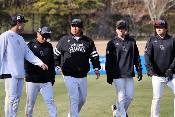 細川亨コーチと捕手陣