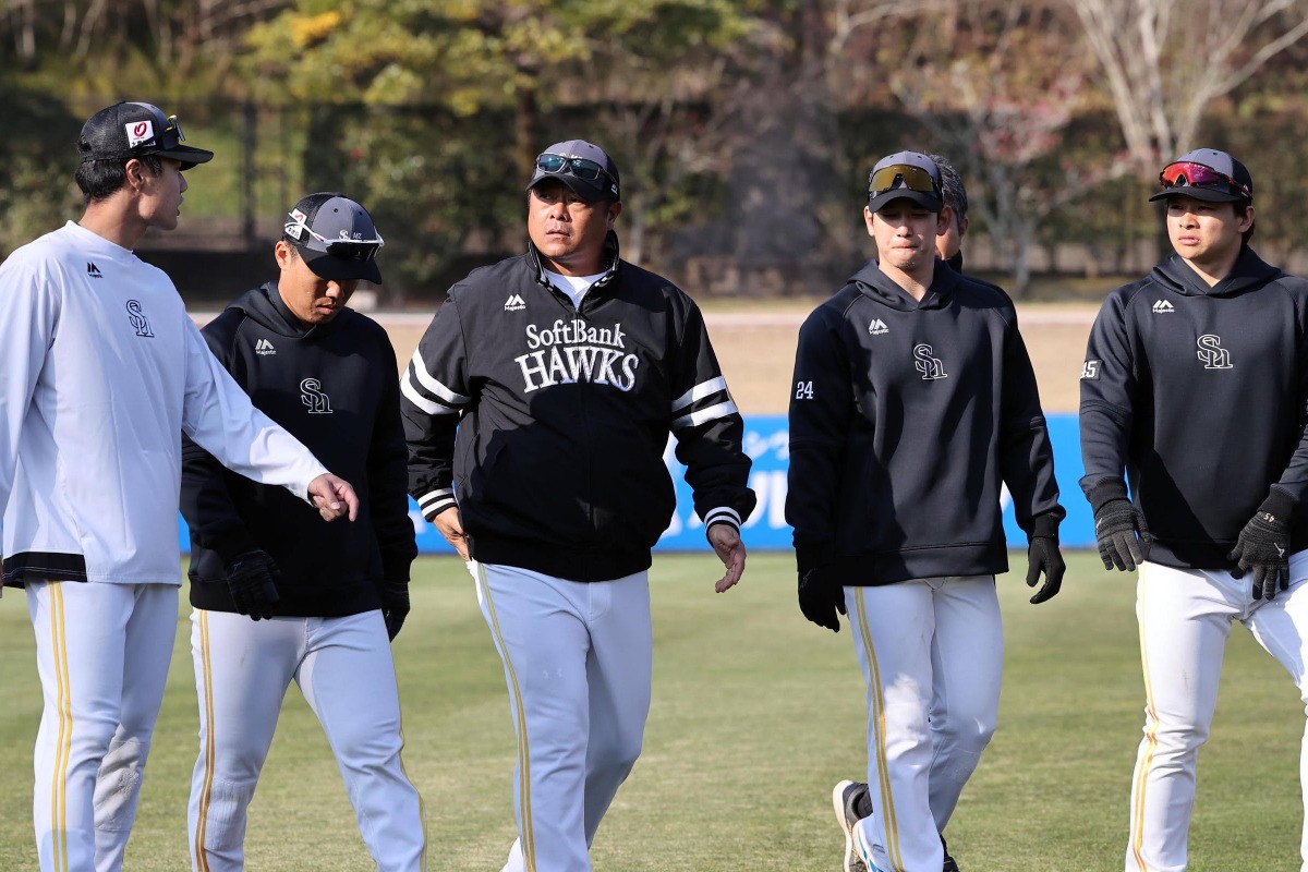 捕手陣と会話する細川亨コーチ（中央）【写真：栗木一考】