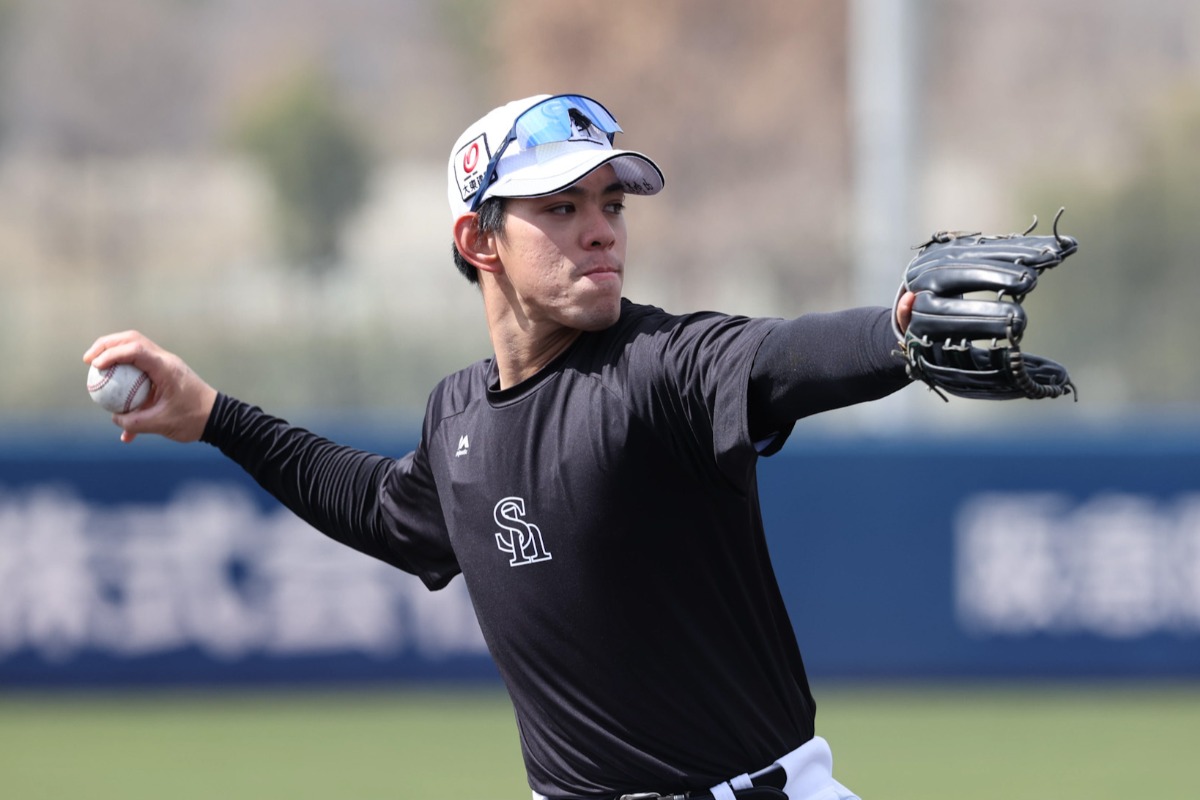 送球練習をする高橋隆慶【写真:栗木一考】