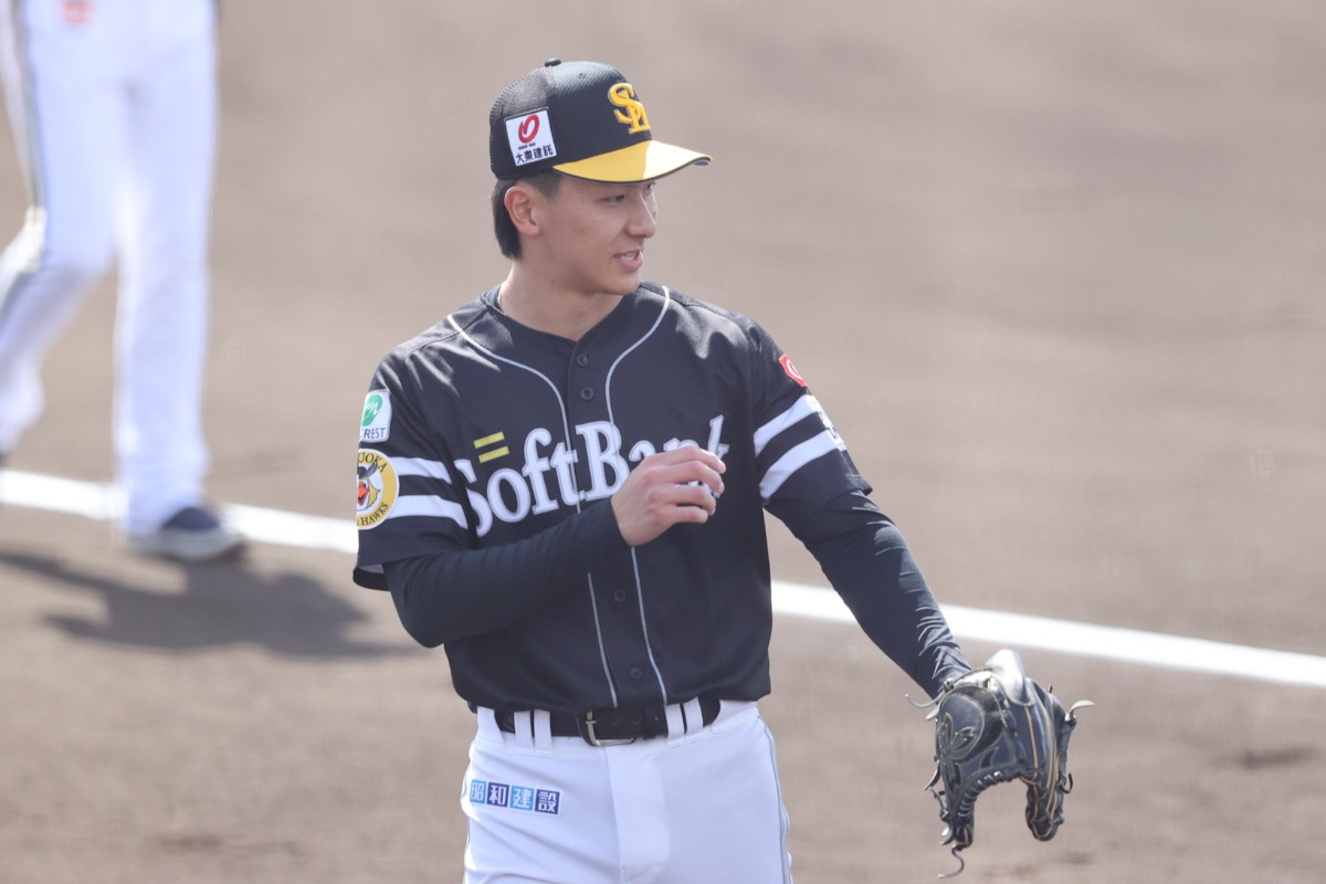 笑顔でマウンドを降りる藤原大翔【写真：栗木一考】