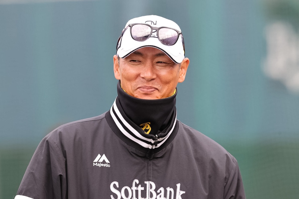 練習を見つめる斉藤和巳2軍監督【写真：栗木一考】