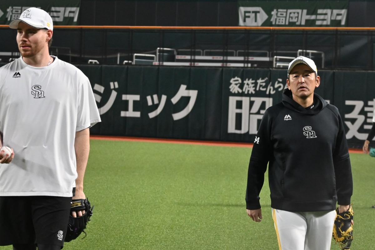 スチュワート（左）の投球を見守った倉野信次投手コーチ【写真：長濱幸治】