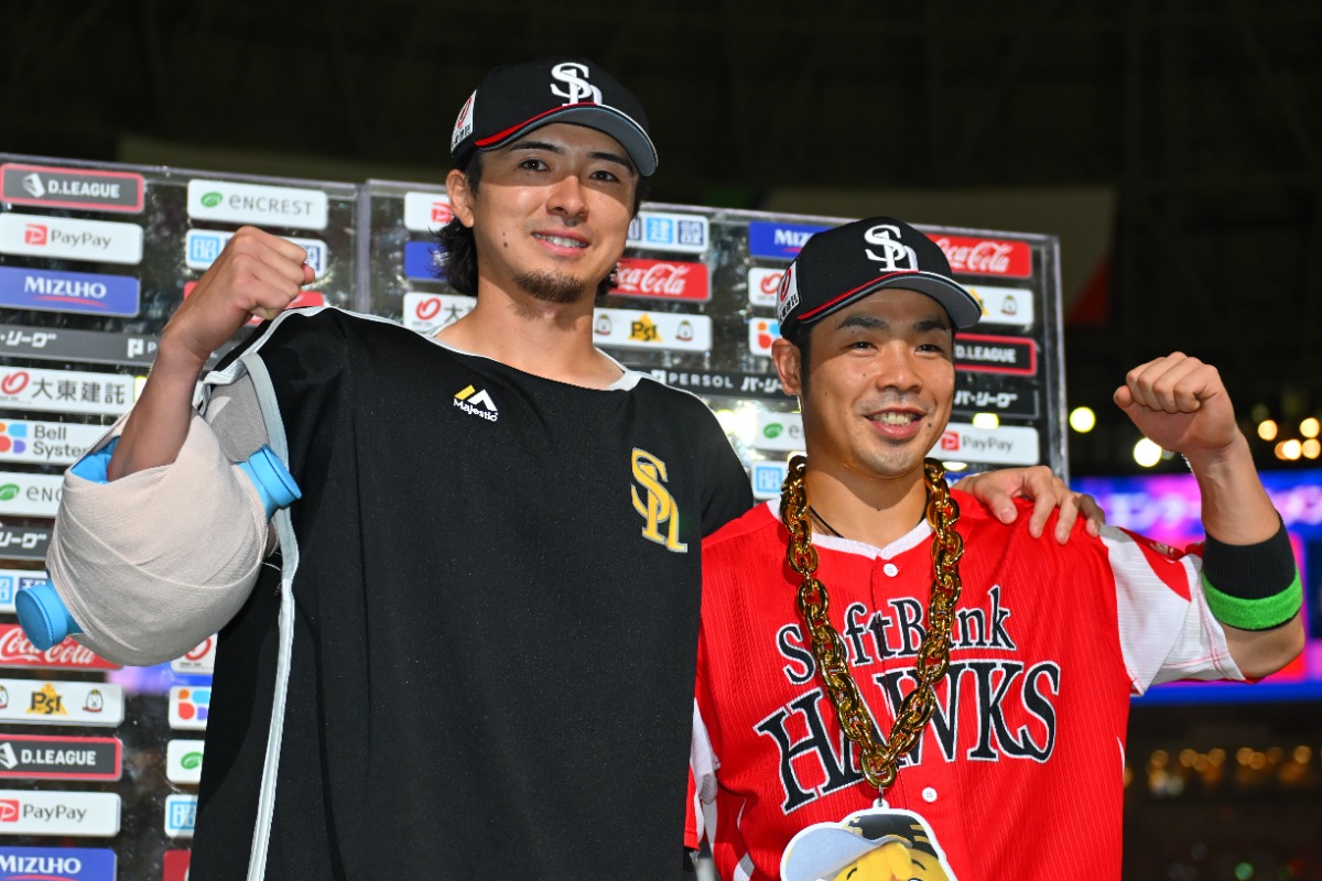 お立ち台で笑顔を見せる上沢直之（左）と近藤健介【写真：古川剛伊】