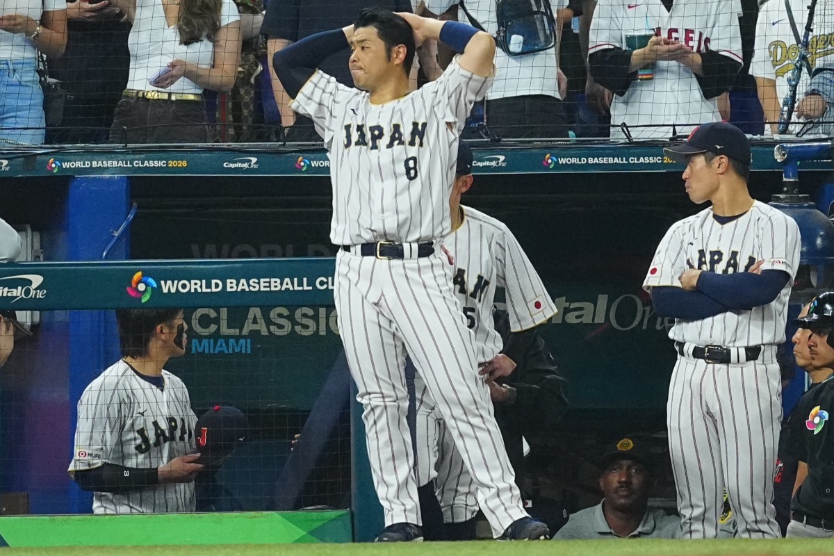 頭を抱えながらグラウンドを見つめる近藤健介【写真：荒川祐史】