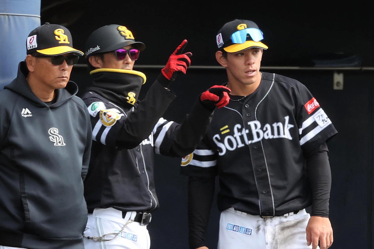 金子圭輔コーチと守備の確認をする高橋【写真：栗木一考】