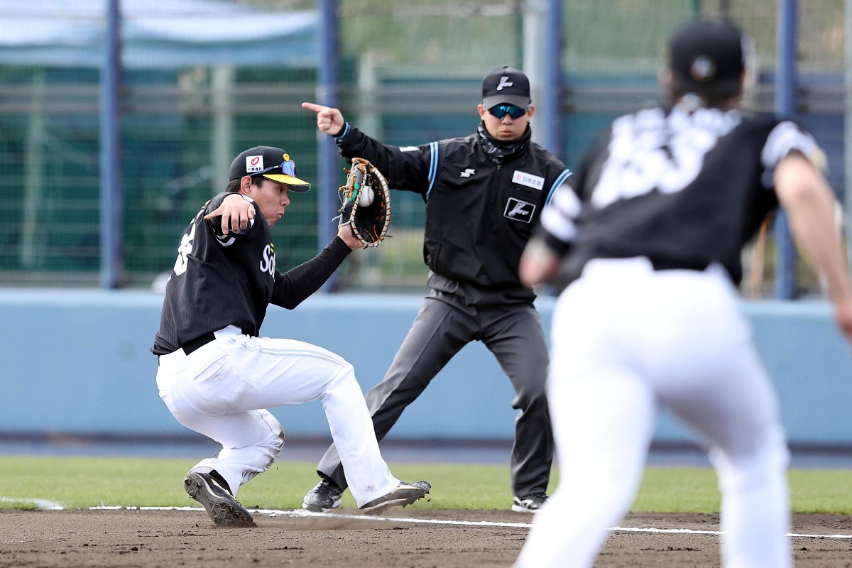 一塁ゴロを捕球する高橋【写真：栗木一考】