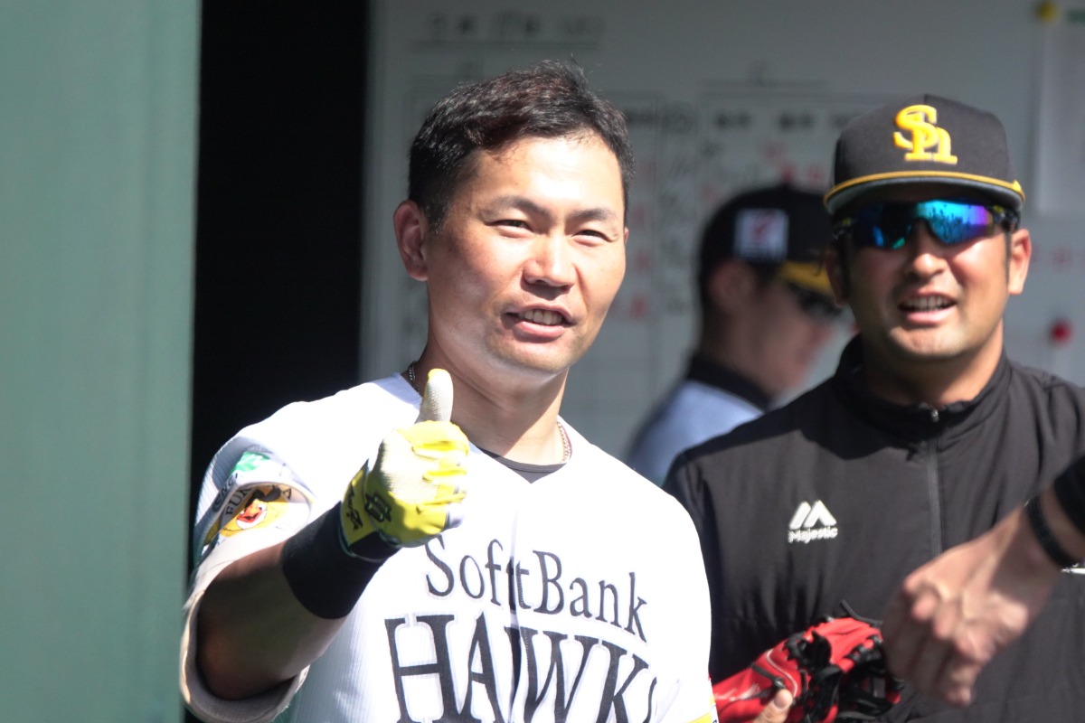 実戦復帰を果たし、ベンチでサムアップポーズをする中村晃【写真：竹村岳】