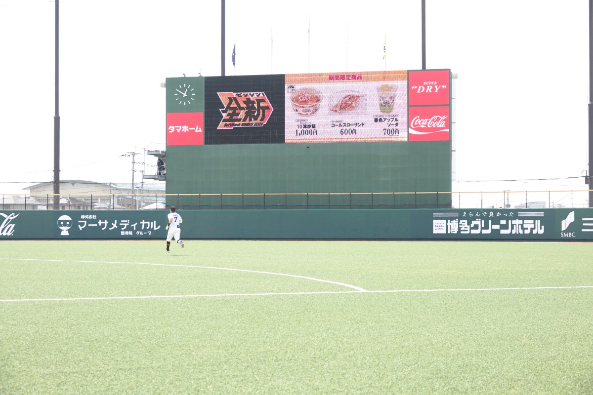 試合開始10分前、誰よりも先に準備を始めた中村晃【写真：竹村岳】