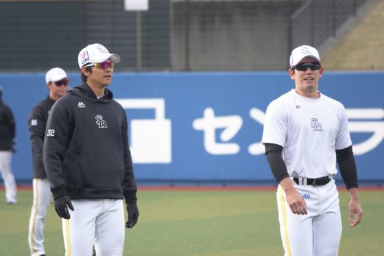 柳町達外野手　栗原陵矢内野手