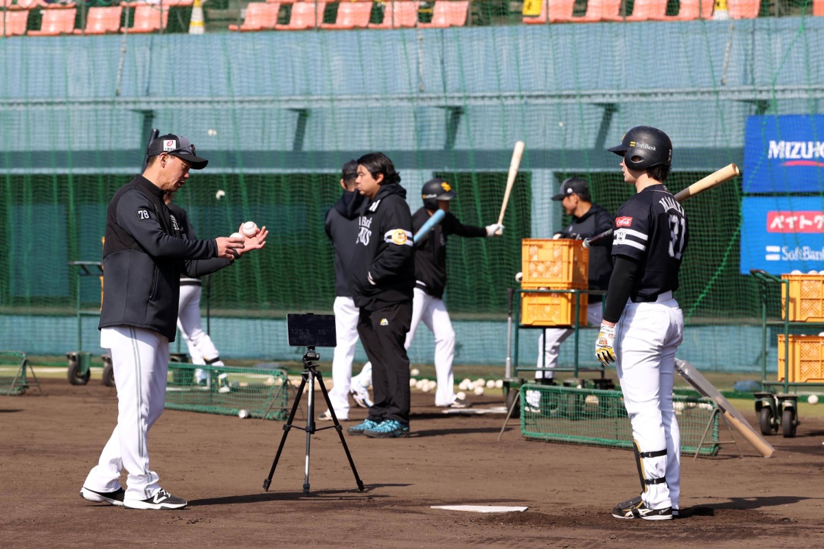 長谷川勇也打撃コーチ兼スキルコーチと正木智也【写真：栗木一考】