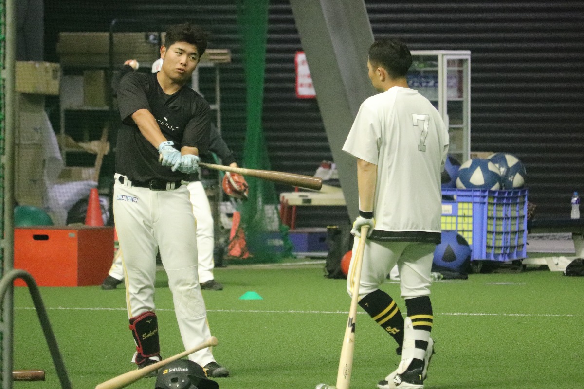 打撃談義をする佐倉俠史朗と中村晃【写真：飯田航平】