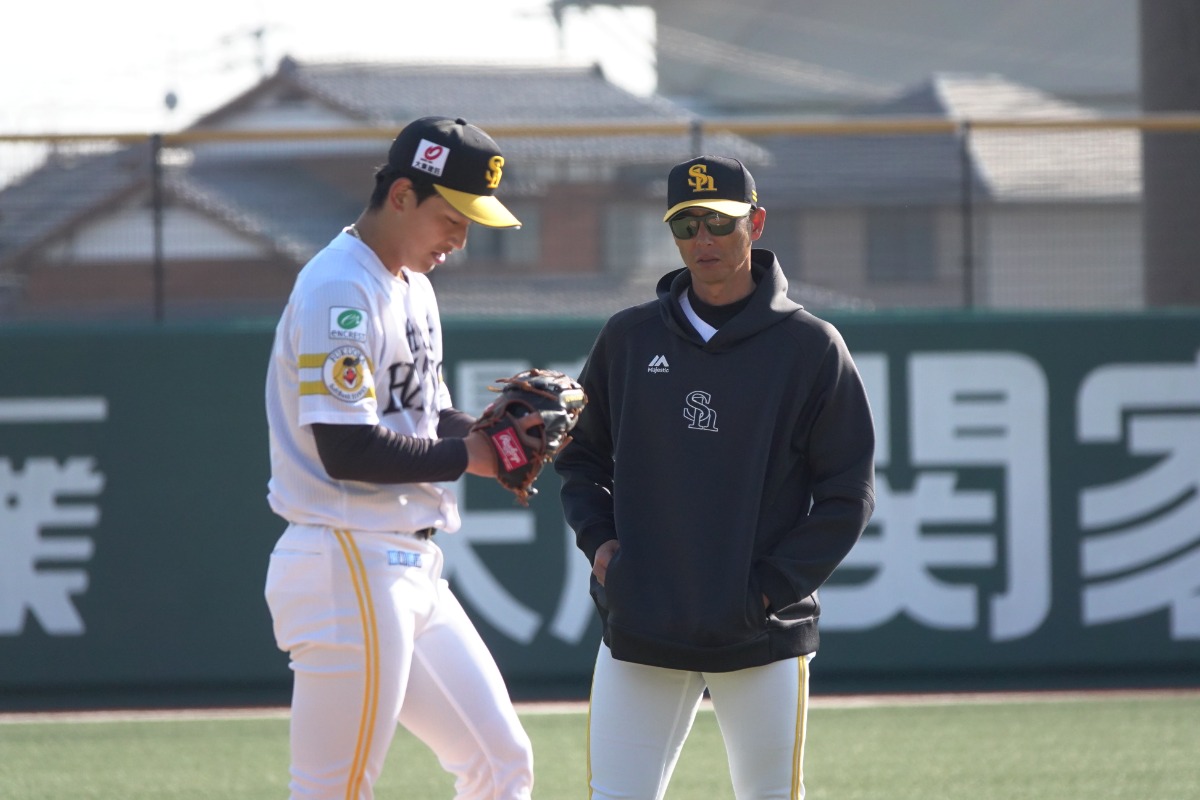 前田悠伍のノックを見守る斉藤和巳2軍監督【写真：竹村岳】