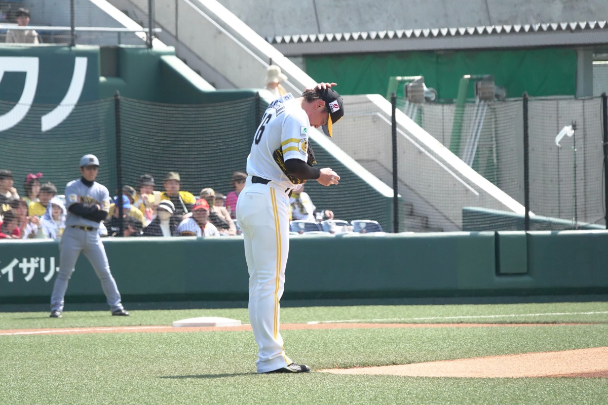 まっさらなマウンドに一礼する東浜巨【写真：竹村岳】