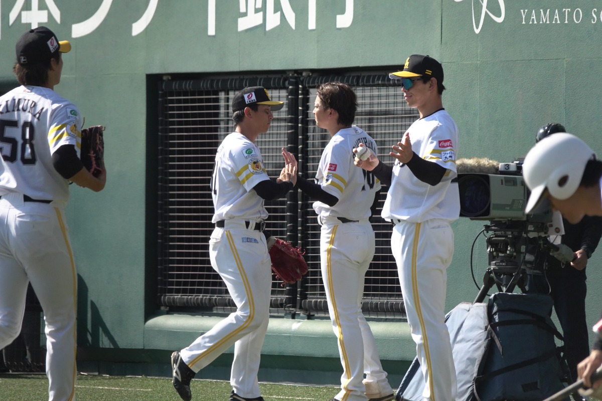 7回の守備を終えたナインを迎える東浜巨【写真：竹村岳】