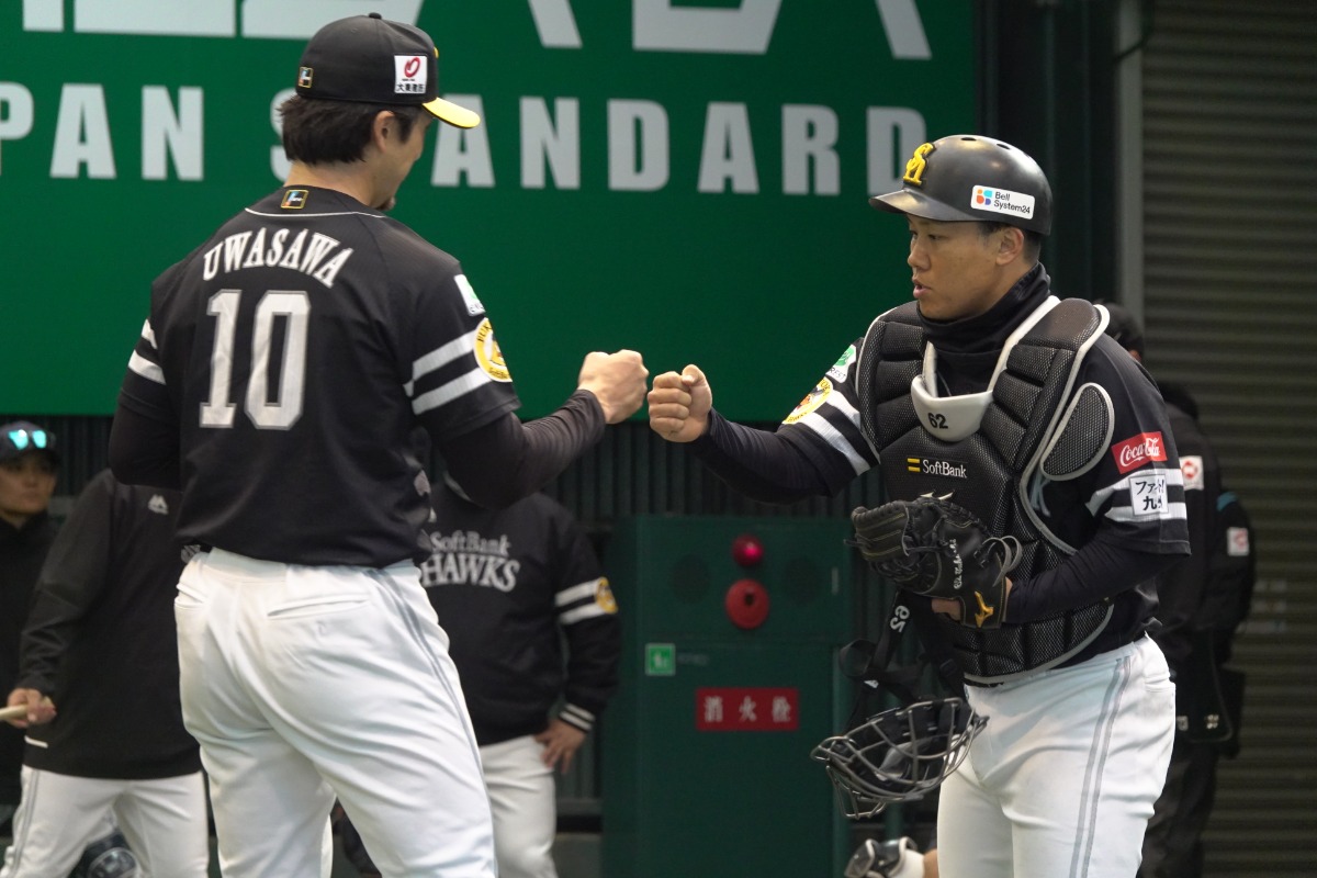 上沢直之とグータッチする海野隆司【写真：竹村岳】