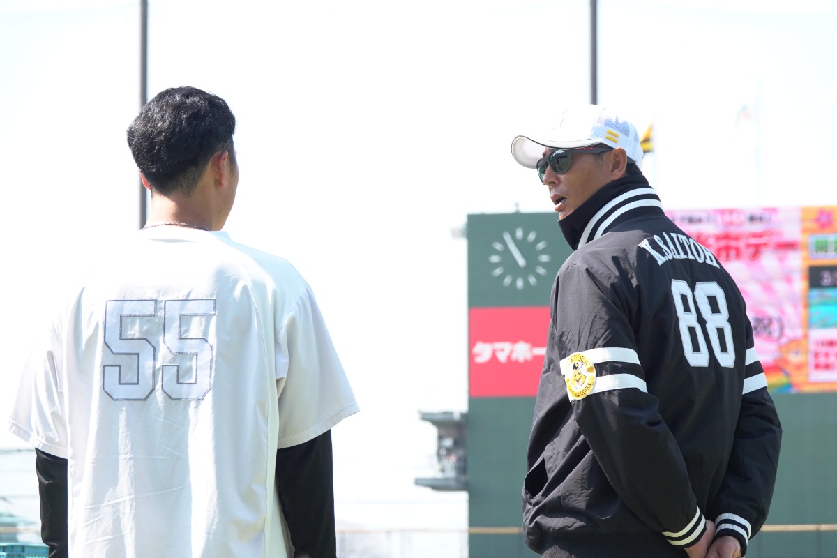 斉藤和巳2軍監督と言葉を交わす石塚綜一郎【写真：竹村岳】