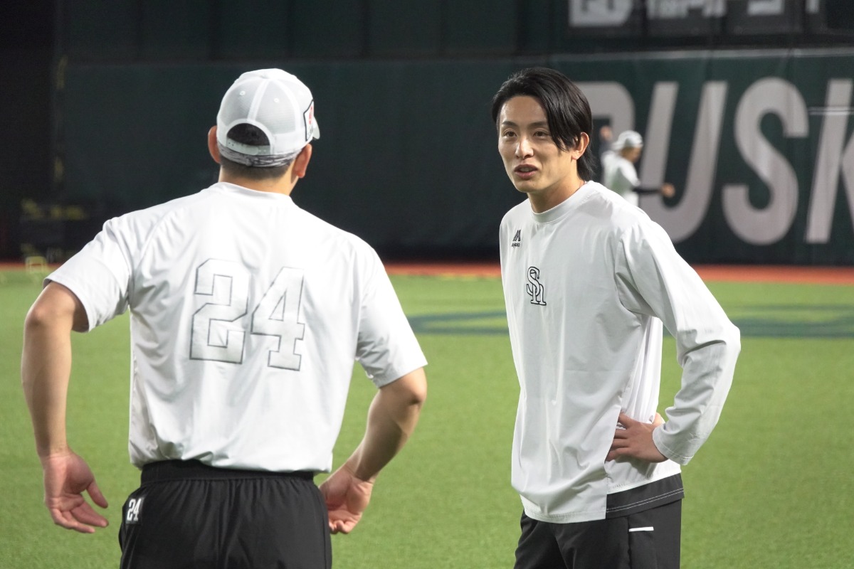 栗原陵矢（左）と会話する周東佑京【写真：竹村岳】