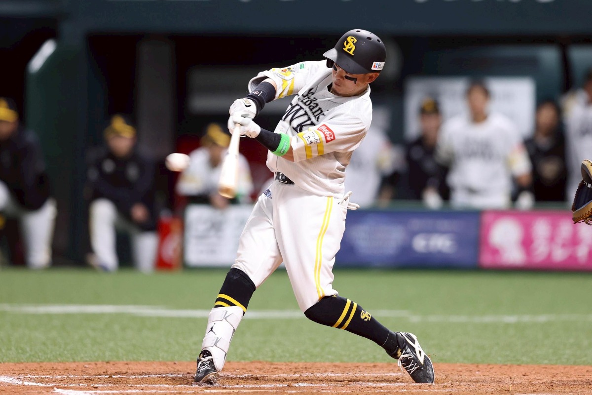 決勝の犠飛を放つ牧原大成【写真：栗木一考】