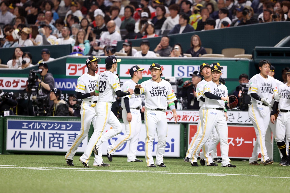 ベンチの最前でナインを出迎える野村勇【写真：栗木一考】