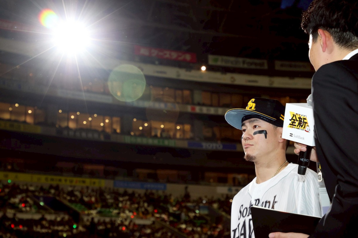 ヒーローインタビューを受ける牧原大成【写真：栗木一考】