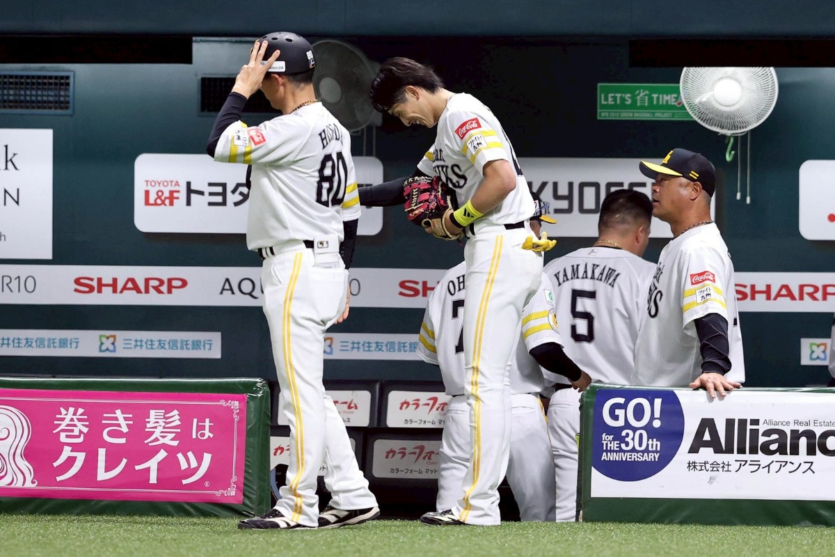 ベンチ前でお辞儀する周東佑京（中央）【写真：栗木一考】