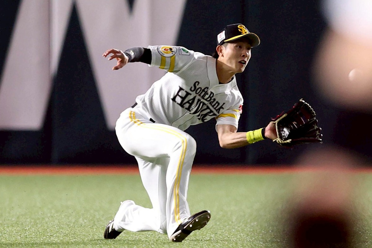 スライディングキャッチを試みる周東佑京【写真：栗木一考】