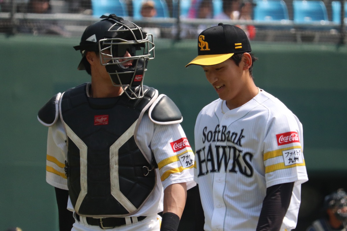 笑顔でベンチに引き上げる前田悠（右）と渡邉陸【写真：飯田航平】