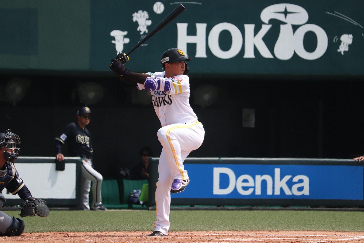 タマスタ筑後の打席に立つ中澤恒貴【写真:飯田航平】