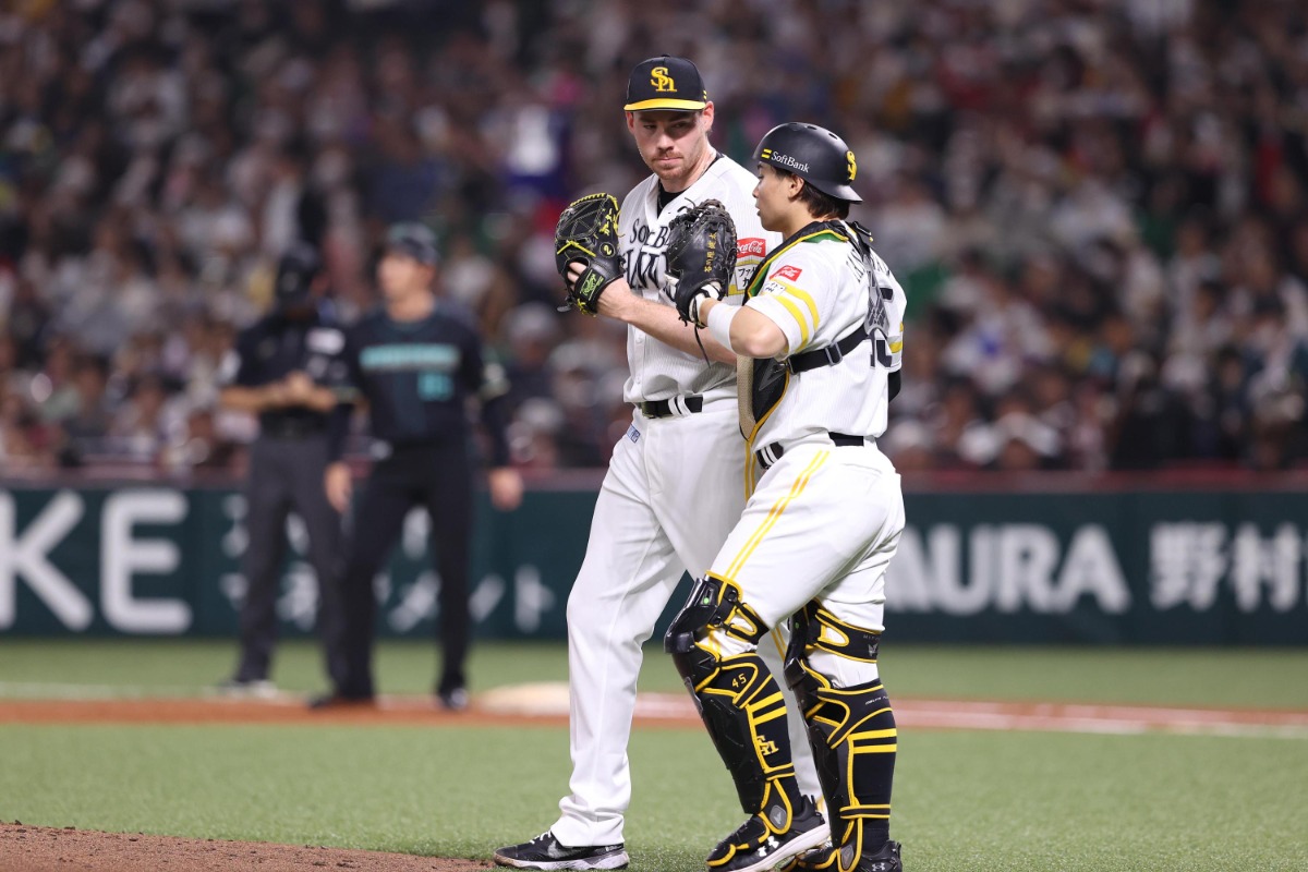 スチュワートと谷川原健太【写真：栗木一考】