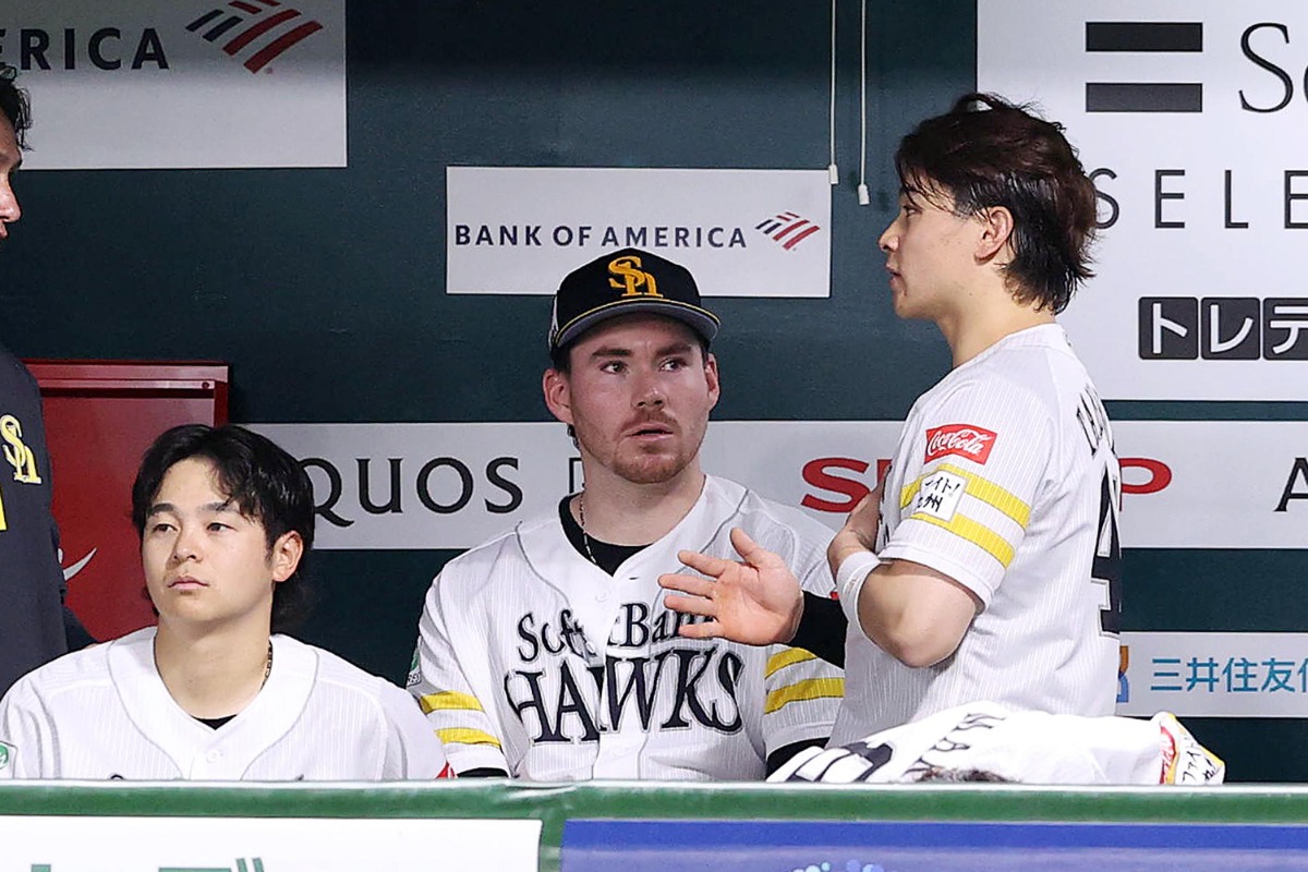 スチュワートとベンチで言葉を交わす谷川原健太【写真：栗木一考】