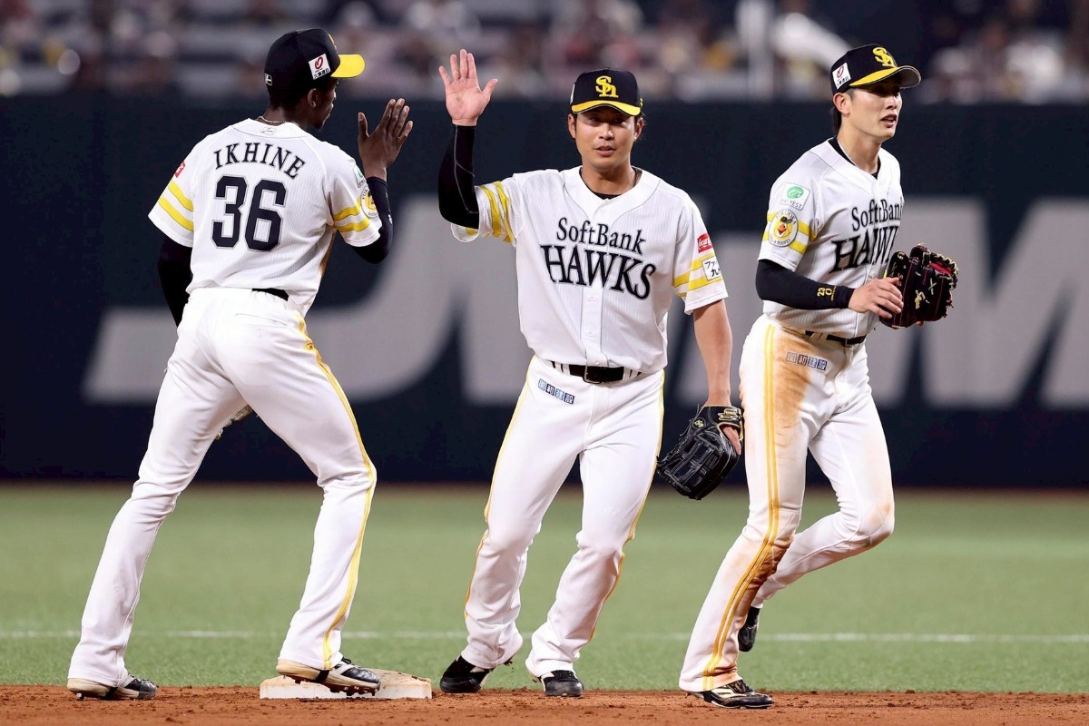 勝利の喜びを分かち合う川村友斗（中央）【写真：栗木一考】