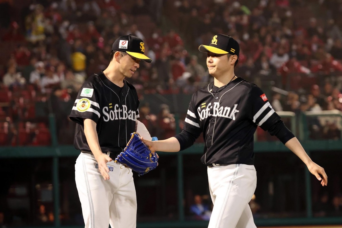 ベンチで松本裕樹を迎える大関【写真：栗木一考】