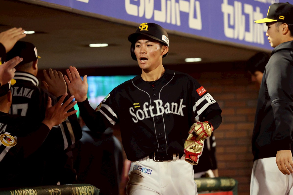 チームメートの祝福を受ける庄子雄大【写真：栗木一考】