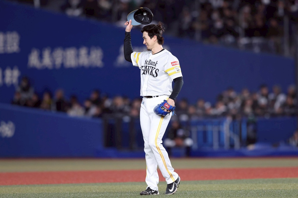 味方の好守に帽子を取る上沢【写真：栗木一考】