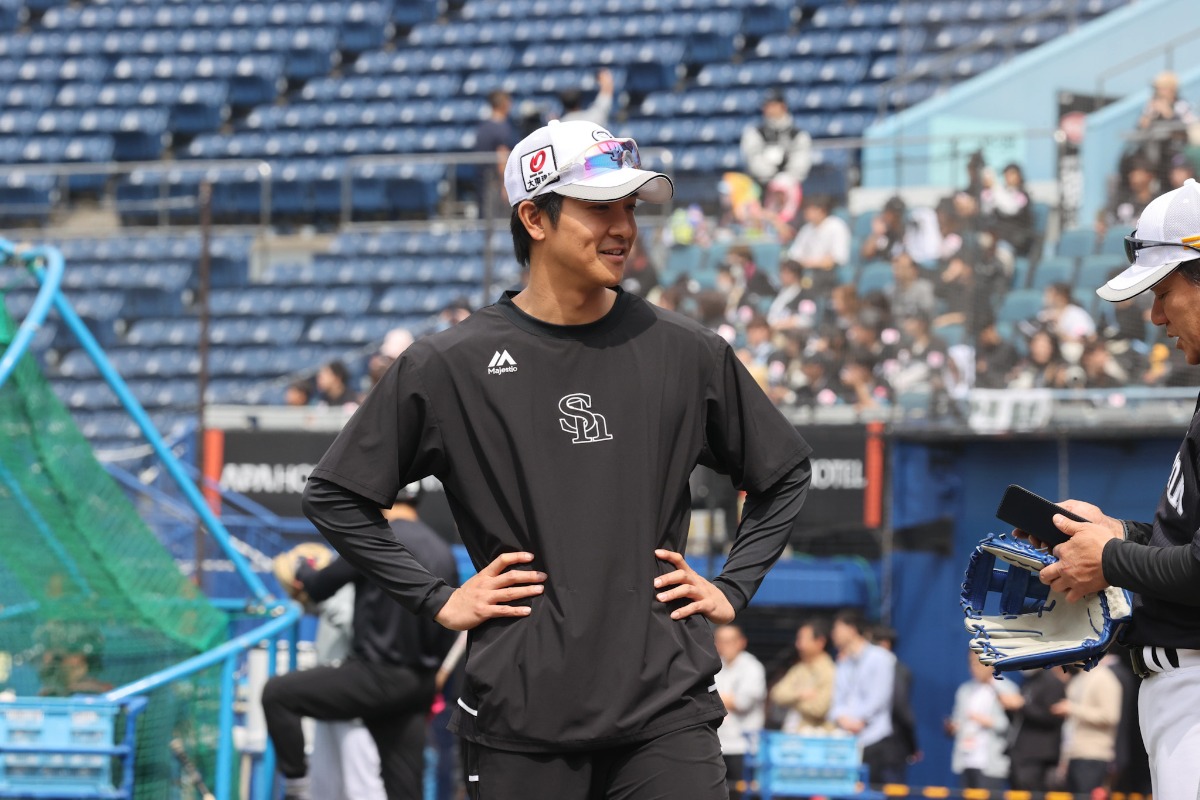 5日の試合前練習で明るい表情を見せる柳町達【写真：栗木一考】