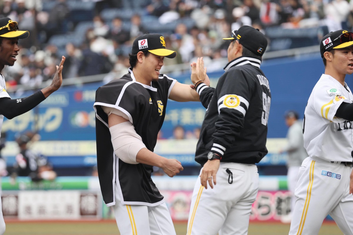 上茶谷大河（中央）を迎える小久保裕紀監督【写真：栗木一考】